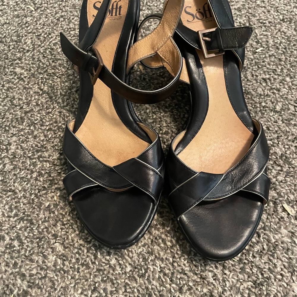 Sofft Women’s Kitten Heel black leather Strappy sandal/ size 9